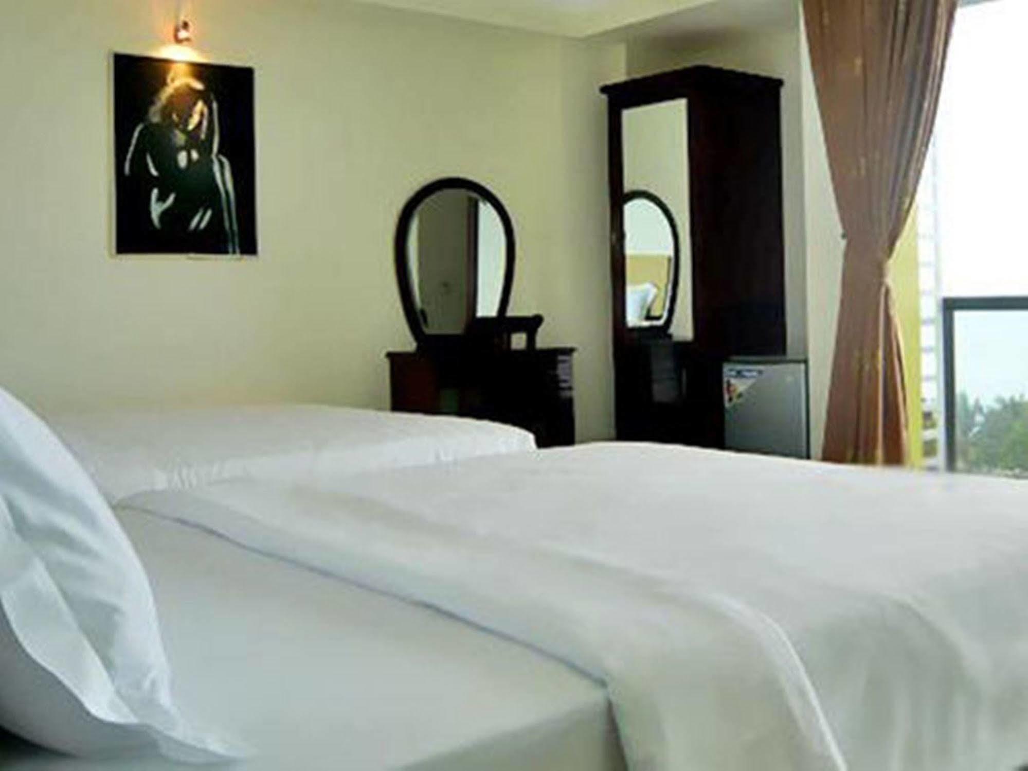 Golden Lotus Hotel Нячанг Экстерьер фото